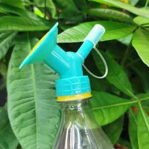 Ugello di irrigazione a doppia testa per bottiglia di plastica, pratico attrezzo da giardino.