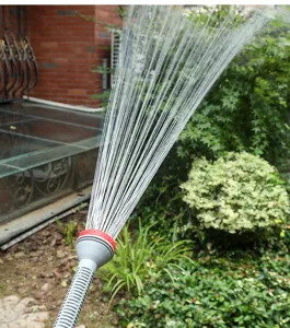Ugello per tubo da giardino multifunzionale con getto potente per innaffiare con efficacia.