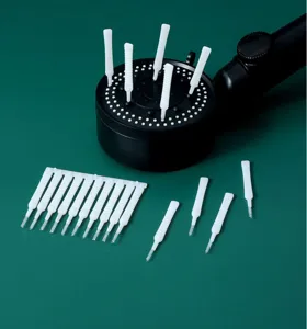 Gedetailleerd overzicht van mini douchekop reinigingsborstels voor kleine gaatjes.