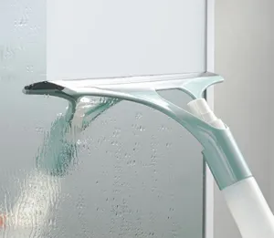Vue détaillée du racloir à vitres multifonctionnel avec flacon pulvérisateur intégré.