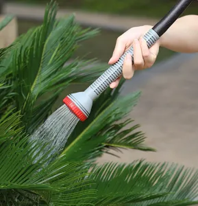 Dettaglio ugello per tubo da giardino che mostra la lunga lancia per innaffiare le piante