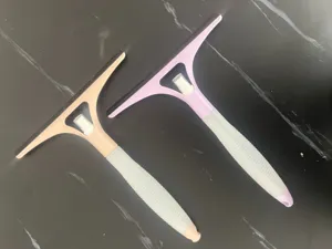 Gros plan détaillé de la raclette de vitres pulvérisatrice avec poignée et lame en silicone.
