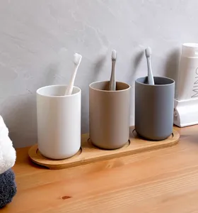 Minimalistisches Zahnbürstenhalter-Set mit Holztablett, einfarbige Becher für modernes Bad.