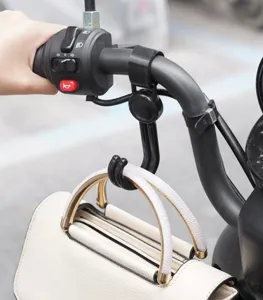 Detailansicht eines schwarzen Rollerlenker-Aufhängehakens, der eine weiße Handtasche hält.