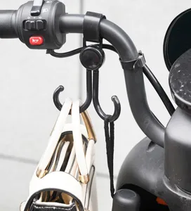 Detailansicht eines universellen schwarzen Motorrad- und Roller-Doppelhakens, der eine Handtasche hält.