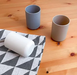 Detailansicht des minimalistischen Zahnputzbechers, modernes Bad Mundspülbecher Design.