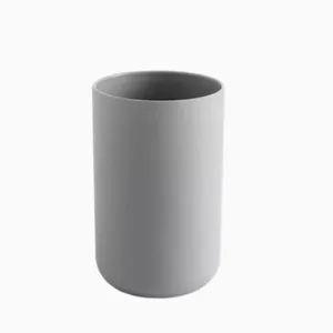 Minimalistischer grauer Zahnbürstenhalter Detailansicht, glatte Keramiktasse für Bad.