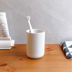 Einfacher einfarbiger Zahnbürstenbecher im Detail, minimalistischer Badezimmer Mundbecher.