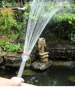 Dettaglio della lancia per annaffiare il giardino lunga con getto potente ed impugnatura.