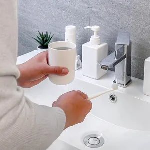 Einfarbiger minimalistischer Mundspülbecher, schlichter Zahnbürstenhalter für das Badezimmer.