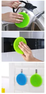 Detalle de esponja de silicona para platos con cerdas de doble cara para limpieza.