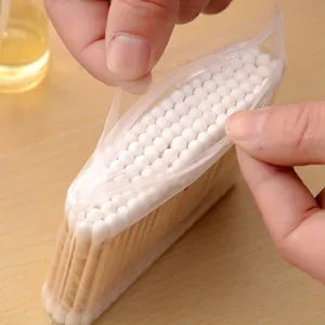 Double-headed wooden cotton swabs in sealed bag for daily makeup cleaning and daily care.