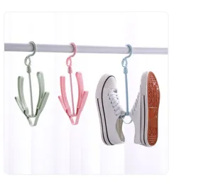 Vue détaillée du séchoir à chaussures en plastique avec crochet pivotant sur barre.