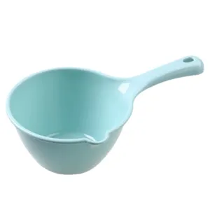 Louche à eau en plastique épaissi avec long manche et bec verseur pour cuisine et salle de bain.
