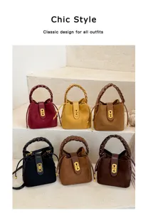 Borsa a secchiello in camoscio con manico intrecciato e chiusura metallica per stile chic.