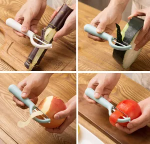 Gros plan d'un économe multifonction pour fruits et légumes en action, lame en acier.