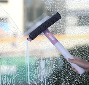 Detailansicht des praktischen doppelseitigen Fenstersaugers bei der effektiven Glasreinigung.