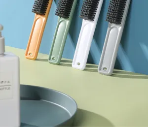 Primo piano dettagliato delle spazzole per pulizia con setole morbide e manici lunghi ergonomici.