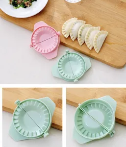 Gros plan sur les détails des moules à raviolis en plastique style nordique ustensile.