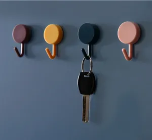 Crochets adhésifs ronds muraux colorés style nordique, parfaits pour ranger clés et petits objets.