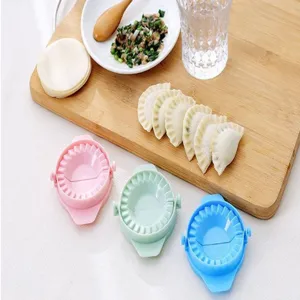 Vue détaillée de l'ensemble de machines à raviolis de couleur nordique, ustensiles de cuisine.