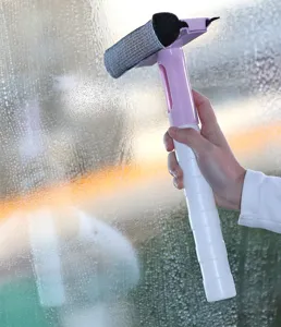 Handgehaltenes Glasreinigungswischer mit Sprühfunktion für Fenster und Badspiegel Detailansicht.