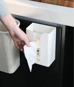 Detailaufnahme eines wandmontierten Kunststoff-Taschentuchspenders in der modernen Küche.