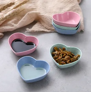 Cute heart-shaped seasoning dishes made of wheat straw, perfect for soy sauce and vinegar.