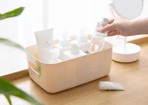 Vue détaillée d'un panier de rangement en plastique beige sur le bureau pour organiser.