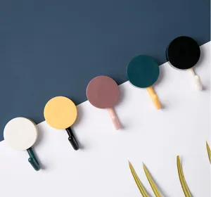 Nahaufnahme bunter runder Klebehaken, bohrfreies Design, starke Belastbarkeit für Wand.