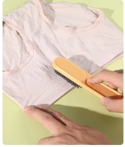 Spazzola di pulizia a manico lungo con setole morbide per scarpe e vestiti quotidiani.