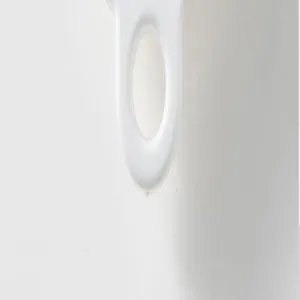 Primo piano dettagliato del manico della spazzola massaggiante in silicone bianco, pulito.
