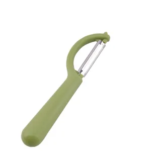 Gros plan détaillé de la lame en acier inoxydable et du manche ergonomique vert.