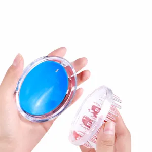 Kopfmassagebürste Detailansicht abnehmbares transparentes Silikon Design für einfache Reinigung.
