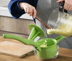 Exprimidor manual de verduras para cocina, ideal para escurrir col y ajo fácilmente.