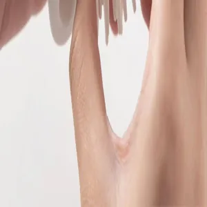 Vista dettagliata delle setole in morbido silicone della spazzola per massaggio.