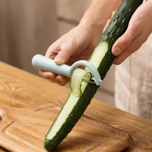 Éplucheur de légumes multifonctionnel domestique, couteau à éplucher les fruits avec poignée bleue.