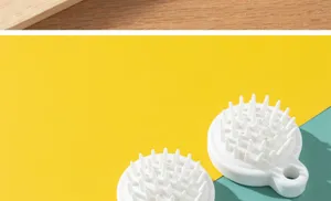Spazzola per massaggio cuoio capelluto in silicone con pratico foro di sospensione.
