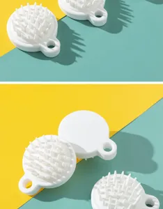 Vista dettagliata della spazzola per massaggio del cuoio capelluto in silicone morbido.
