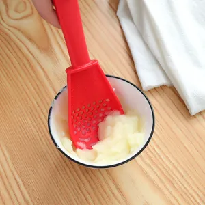 Cucchiaio da cucina multifunzionale per macinare, schiacciapatate in plastica rossa