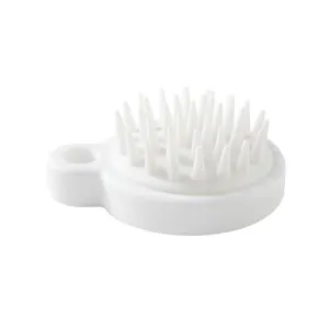 Spazzola per massaggio del cuoio capelluto in silicone bianco per lavaggio con foro di aggancio.