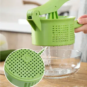 Exprimidor manual de verduras herramienta de drenaje de cocina para uso doméstico vista principal.