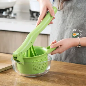 Exprimidor manual de verduras para cocina, herramienta de plástico verde para deshidratar relleno.