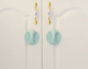 Zelfklevende kunststof deurklinken en mooie keramische handgrepen voor kasten en laden.