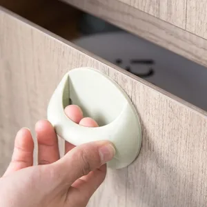 Groene zelfklevende kunststof meubelgreep voor lades en kasten in huis gebruikt