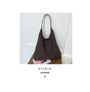 Moderna borsa shopper intrecciata marrone da donna, capiente borsa a spalla elegante.