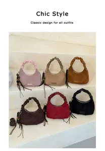 Sac à main hobo en suédine pour femme, sac porté épaule élégant au design chic.