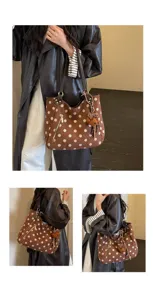 Braune Wildleder-Punkte-Shopper-Tasche mit Bärenanhänger, geräumige modische Damentasche.