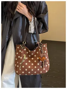 Braune Veloursleder Pünktchen Shopper Tasche Detail mit Fronttasche und Bär Plüsch Anhänger.