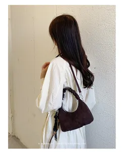 Sac bandoulière femme en suédine marron rétro minimaliste chic sac à main élégant.